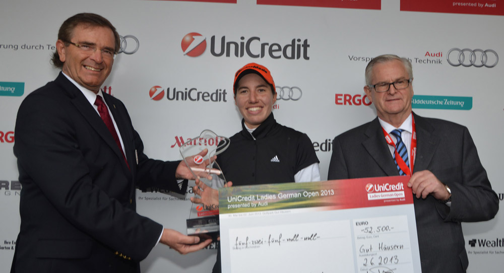 Hans-Joachim Nothelfer, Präsident des Deutschen Golfverbandes (links) und Jürgen Danzmayr, Vorstandsmitglied der UniCredit Bank gratulieren der Siegerin, der Spanierin Carlota Ciganda. 