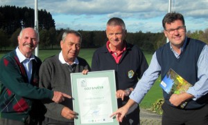 Von links: Helmut Wagner (Verpächter), Dr. Werner Proebstl (Präsident), Ulrich Hambrecht (Spielführer), Dr. Gunther Hardt (DGV) bei der Überreichung des Zertifikats „Golf & Natur“ in Bronze.