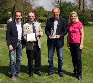 Von rechts: die Juryvorsitzende Heidi Rauch, Franz Hartl und Jochen Theveßen, die Vertreter des Golfcluns Reichertshausen und BayMeGo-Vorsitzender Ralf Exel. Foto: Horst Huber