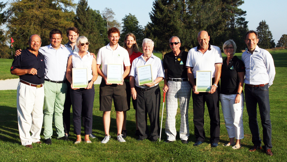 Gruppenbild mit Preisträgern des Baymego-Awards „Inklusion & Medien“ beim Turnier des Münchener Golf Clubs in Straßlach. Foto: Horst Huber