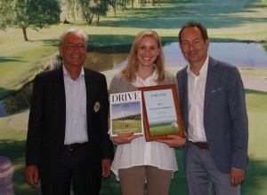 Patricia May nimmt den Preis für den Golfclub Würzburg entgegen. 